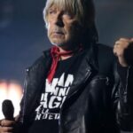 Renaud-interrompt-son-concert-a-Lille-au-milieu-dune-chanson-a-cause-de-fans-qui-le-filment-sur-scene-800x445-1-660x330